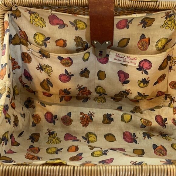 British Hong Kong Wicker and Leather Handbag, 1960 - Picture 5 of 9